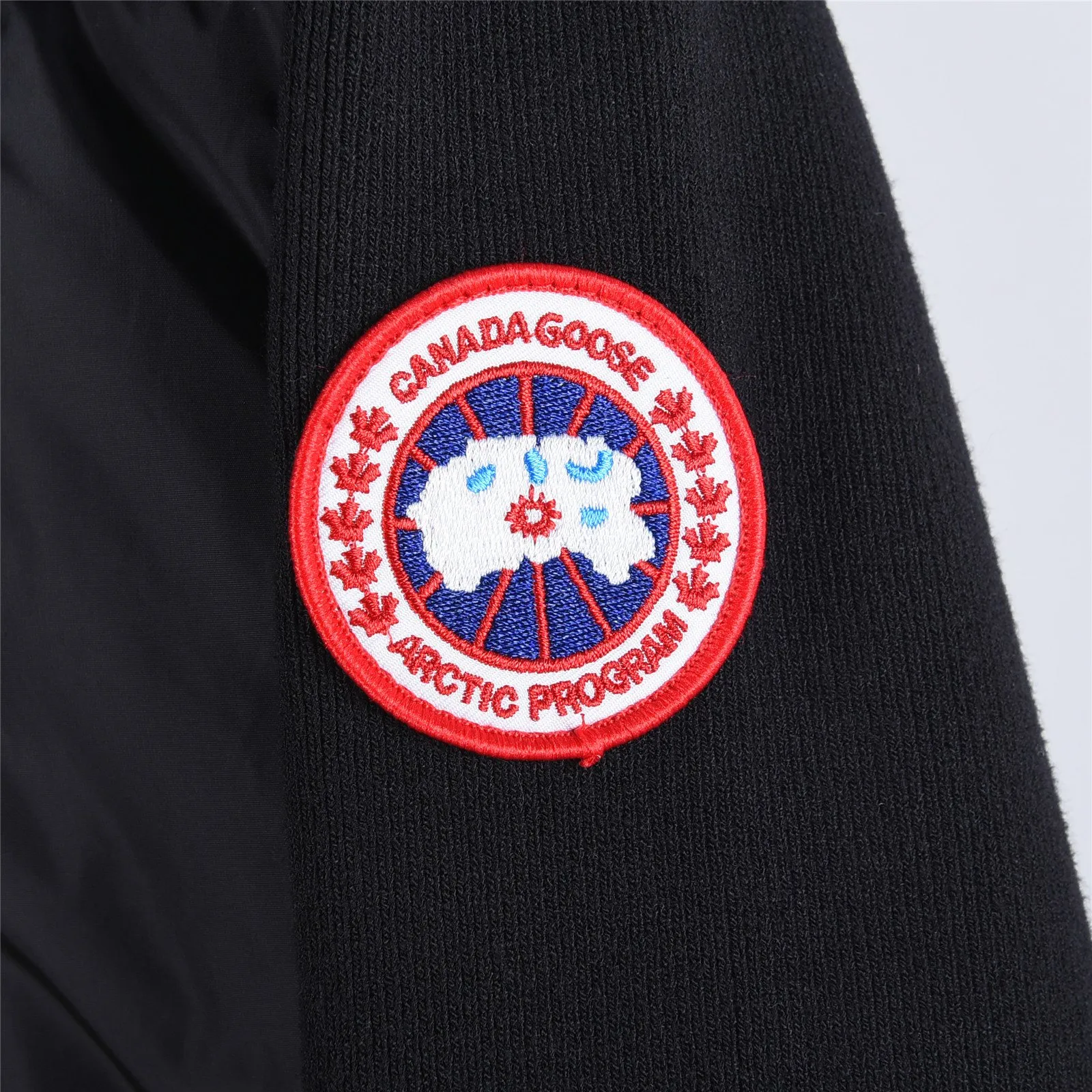 P820 ​​Big Goose 90 down knitted splicing stand collar Snow White 2nd generation down jacket Canada Goose Canada Goose 6507w HyBridge series FW24 windproof and waterproof splicing stand collar long sleeve wool short down jacket for women Knitted splicing thin down jacket! At this time of year, several sweaters with down are released. In fact, the evergreen style of sweaters and down is a basic style. It can be worn alone or layered, which will give it a more layered look!!! The front is down, and the back and two sleeves are made of wool blended fabrics. The soft and delicate knitted feel is not irritating at all! The texture is amazing, the velvet is large, delicate and stemless, and full of fluffiness! The filling is sufficient, and the thermal performance is second to none!!! It is windproof and warm, eliminating any possibility of velvet running. It feels silky and smooth, and the stiffness is also very good. The upper body will not look bloated. It is an evergreen model with a spliced ​​design! Color: cotton straw white, black Size: S, M, L